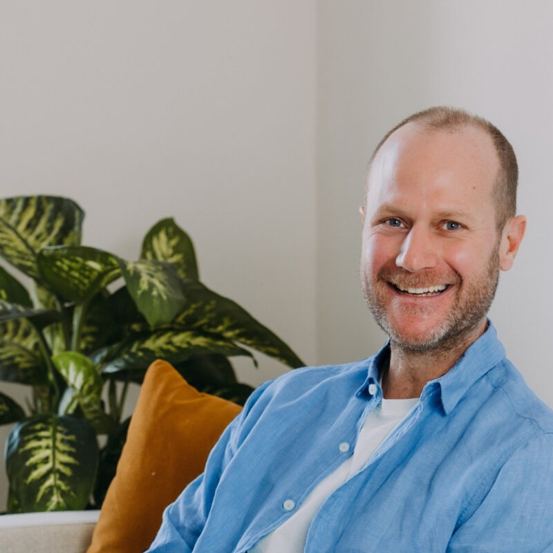 Das Bild zeigt ein Porträt von mir, Robert Bösiger, in meiner Praxis für Psychotherapie in Graz Geidorf. Meine Arbeitsschwerpunkte sind Depression, Angst, Panikattacken, Erschöpfung, Burnout, Arbeit und Beruf, Sinnsuche, Konflikte, Beziehung und Partnerschaft, Essstörungen, Zwang, Aggression, Männerthemen. Meine psychotherapeutische Richtung heißt Integrative Gestalttherapie.